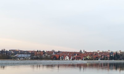 Fototapeta na wymiar Häuser am Main-Donau-Kanal zwischen Nürnberg und Fürth