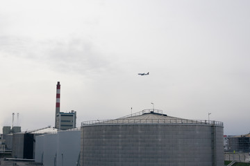 Obraz premium Large modern factory outside in the afternoon