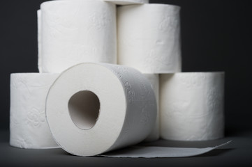 Fototapeta premium Stos białego papieru toaletowego 