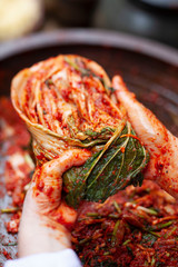 한국 전통음식인 김치를 만드는 장면