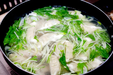 鶏手羽中入りスープ水餃子（調理中）