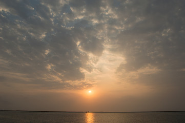 オレンジ色の夕日が反射する海