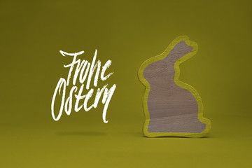 Frohe Ostern Hintergrund mit hölzernem Deko-Hasen
