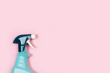 Botella detergente pulverizador de limpieza sobre fondo liso rosa aislado. Vista superior. Copy space