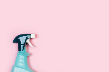 Botella detergente pulverizador de limpieza sobre fondo liso rosa aislado. Vista superior. Copy...