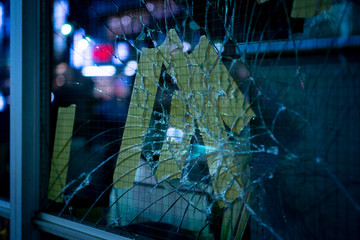 ヒビの入った窓ガラス