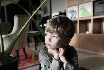 Ein vierjähriger Junge sitzt gelangweilt in seinem Zimmer am 18.03.2020.