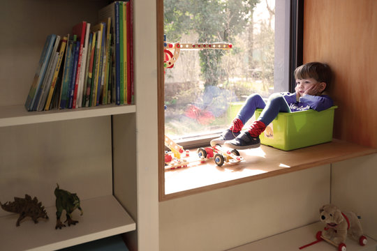 Ein vierjähriger Junge sitzt gelangweilt in seinem Zimmer am 18.03.2020.