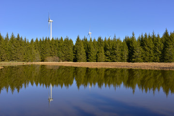 L'étang des Barthes miroir à éoliennes à Freycenet-la-tour (43150), département de la...
