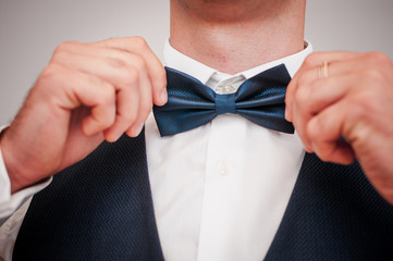 Dark blue bowtie on the grooms neck