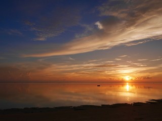 Fototapeta premium とても穏やかな海の朝焼け