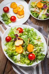 Mixed salad with croutons.