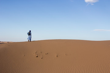 Fototapeta na wymiar Uomo nel deserto