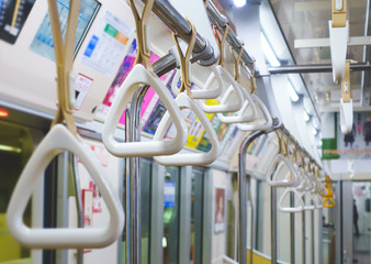 Fototapeta premium 電車の吊り革 / 感染症のイメージ