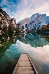 Vlies Fototapete Lachsfarbe Herrliche Aussicht auf den Pragser Wildsee (Pragser Wildsee), den schönsten See in Südtirol, Dolomiten, Italien. Beliebte Touristenattraktion. Schönes Europa.
