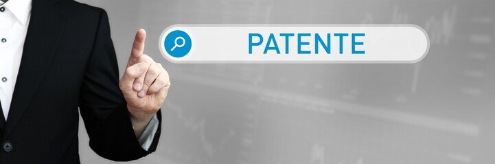 Patente. Mann im Anzug zeigt mit dem Finger auf ein Suchfeld. Das Wort Patente steht in der Suche. Symbol für Business, Finanzen, Statistik, Analyse, Wirtschaft