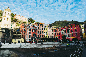 Village de Manarola avec des maisons aux façades colorées, village typique des Cinque Terre, Italie