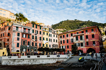Village de Manarola avec des maisons aux façades colorées, village typique des Cinque Terre, Italie