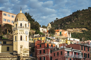 Fototapeta na wymiar Village de Manarola avec des maisons aux façades colorées, village typique des Cinque Terre, Italie