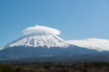 笠雲の富士山　朝霧高原より