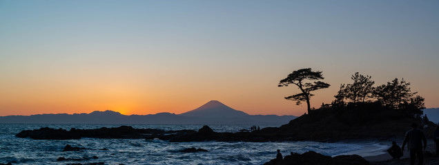富士山のシルエットが見える夕焼け　秋谷立石海岸にて　パノラマ