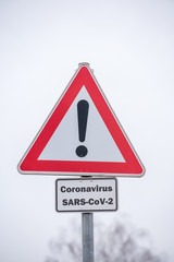 Schild mit Coronavirus SARS CoV 2