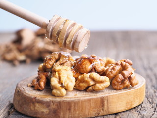 Walnut kernels with dip pouring honey on top