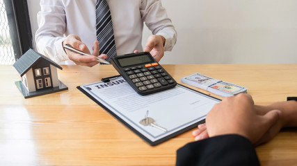 Agent calculate house price for take the home insurance and advise clients