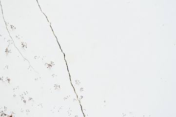 神社のひび割れた古い白壁