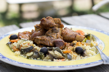 plato de cuscus de cordero y vegetales