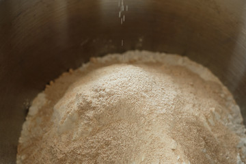 Trockenhefe und Mehl