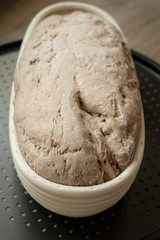 Roher Brotteig in einem Brotkorb