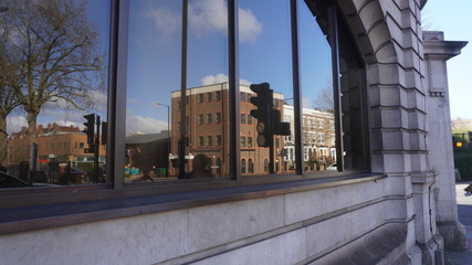 Spiegelung in einem Fenster in einer Londoner Straße