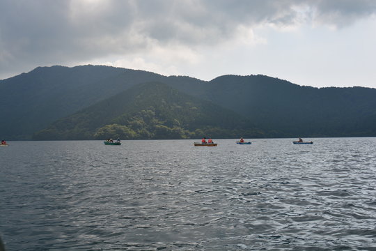 barcas japonesas navegando por un rio