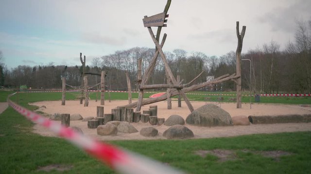 Gesperrter Spielplatz aufgrund der Corona-Krise