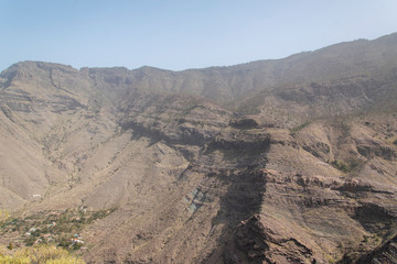 Fototapeta na wymiar Wanderung von El Risco nach Anden Verde in den Bergen im Nordwesten von Gran Canaria kurz nach dem Sandsturm Calima. Die Sicht ist noch etwas eingeschränkt.