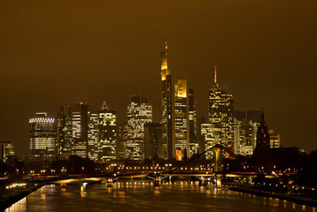 Fototapeta na wymiar Skyline von Frankfurt am Main in Hessen, Deutschland bei Nacht