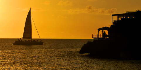 Fototapeta na wymiar Sunset sailing from the Caribbean Island of Sint Maarten
