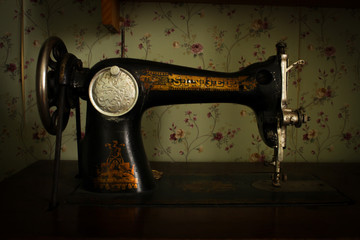 Imagen de una maquina de coser de estilo vintage antigua