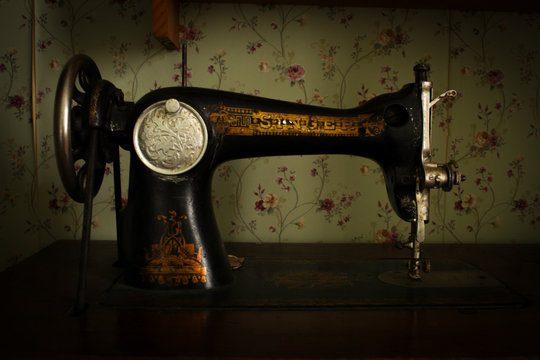 Imagen de una maquina de coser de estilo vintage antigua