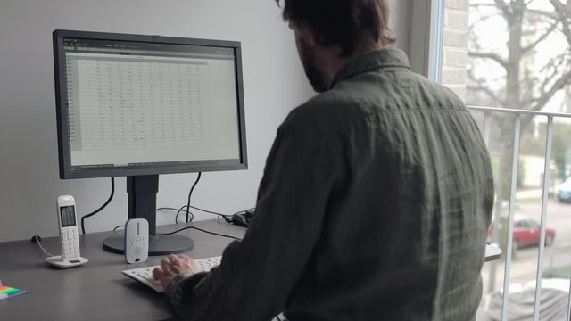 Home Office  Mann am Schreibtisch