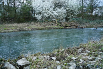 Fluss Landschaft mit wellen und Spiegelungen im Wasser