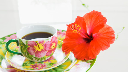 Fototapeta na wymiar ハイビスカスの花とコーヒー