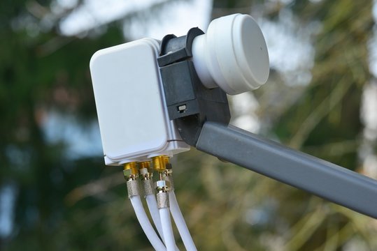 Anschluss der Koaxialkabel einer h&auml;uslichen TV-Anlage mit vier Endger&auml;ten an den Quad-LNB einer Satelliten-Antenne