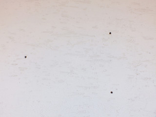 drei löcher  in der Wand