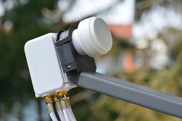 Anschluss der Koaxialkabel einer häuslichen TV-Anlage mit vier Endgeräten an den Quad-LNB einer...