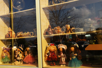 A shop window with dolls and other toys.