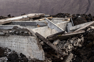 Casa destruida por una catástrofe natural