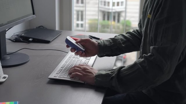 Mann im Homeoffice Babyphone