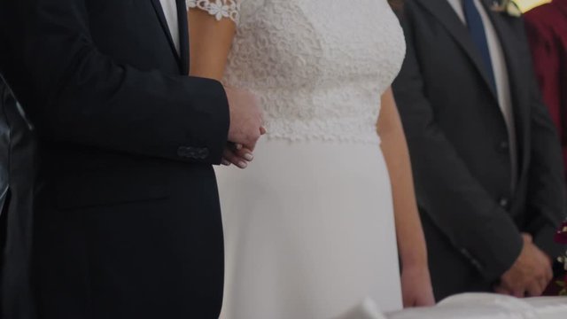 De la mano en el altar 2